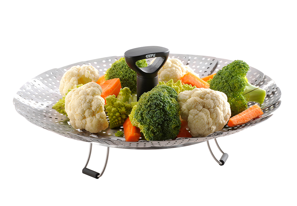 Edelstahl-Dampfgarer mit Griff und frischem Gemüse Ein Edelstahl-Dampfgarer gefüllt mit Blumenkohl, Brokkoli, Romanesco und Karottenstücken auf ausklappbaren Füßen.