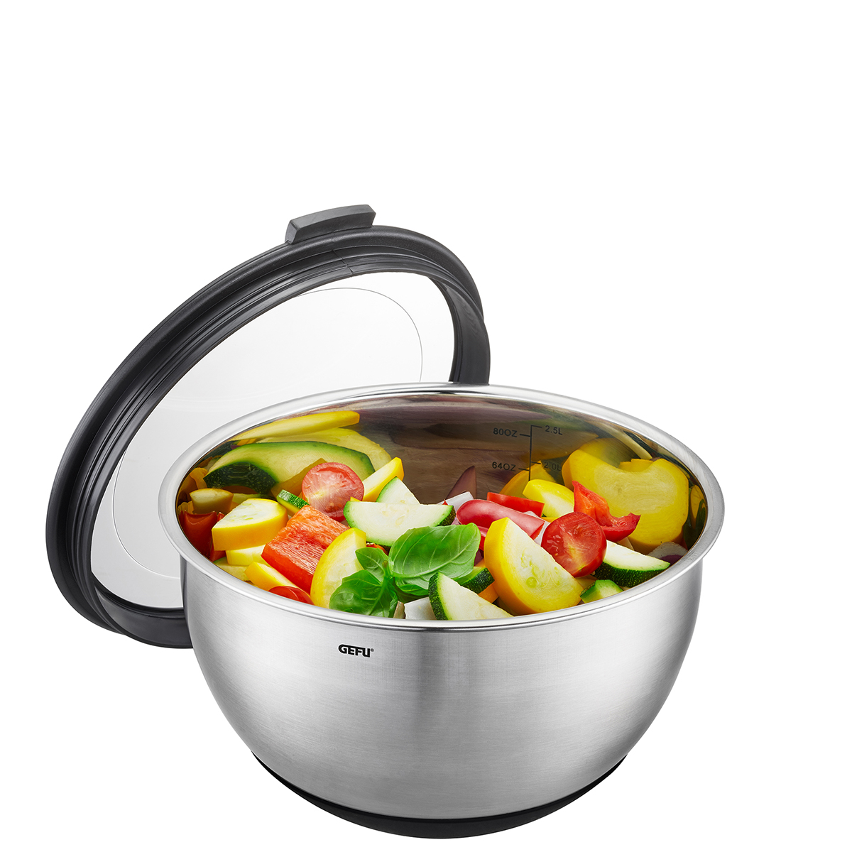 Edelstahl-Schüssel mit Gemüse und Deckel Eine geöffnete Edelstahl-Schüssel mit frischem, geschnittenem Gemüse und einem abnehmbaren Deckel
