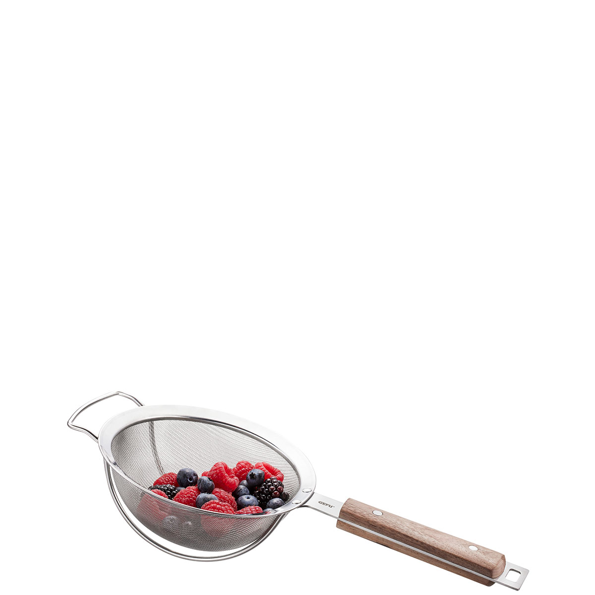 Edelstahl Seiher mit Holgriff und Beeren Ein Seiher aus Edelstahl mit Holgriff, gefüllt mit frischen Beeren wie Himbeeren, Blaubeeren und Brombeeren