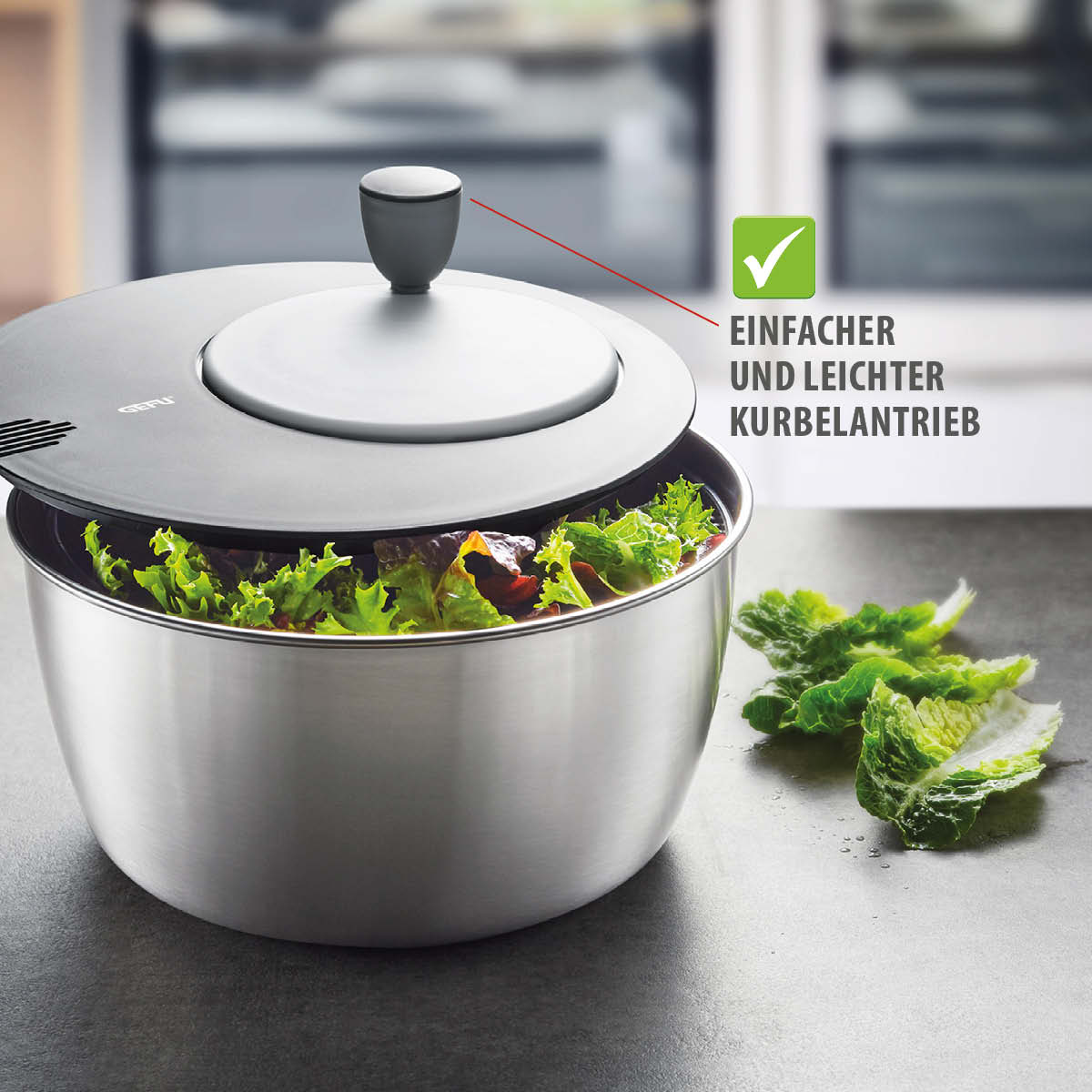 Salatschleuder mit einfachem Kurbelantrieb Edelstahl-Salatschleuder mit Deckel und frischem Salat, einfacher Kurbelmechanismus