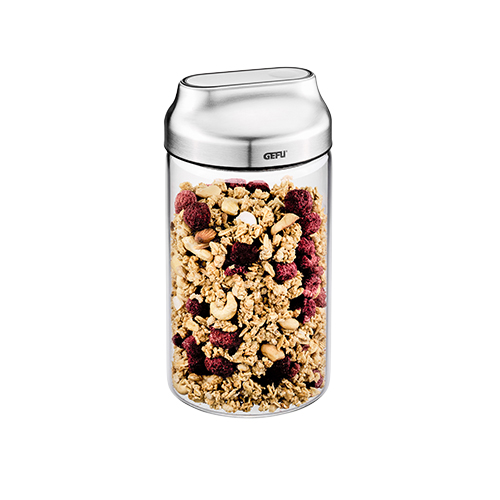 Ein Vorratsglas mit Edelstahl-Deckel, gefüllt mit Müsli, Nüssen und getrockneten Beeren.