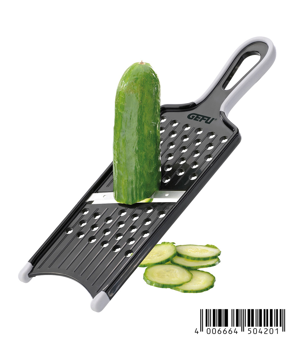 GEFU Gemüsehobel aus Edelstahl mit Gurke Schwarzer GEFU Gemüsehobel mit einer grünen Gurke, die in Scheiben geschnitten wird
