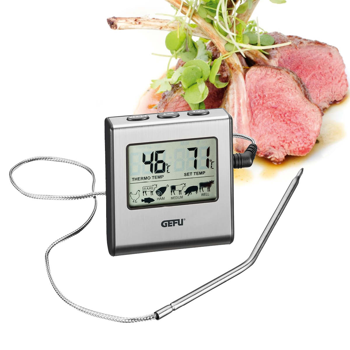 Digitales Fleischthermometer mit Edelstahlsonde und Anzeige von GEFU Digitales GEFU Fleischthermometer mit Temperaturanzeige und Edelstahlsonde vor einem Stück rosa gebratenem Fleisch