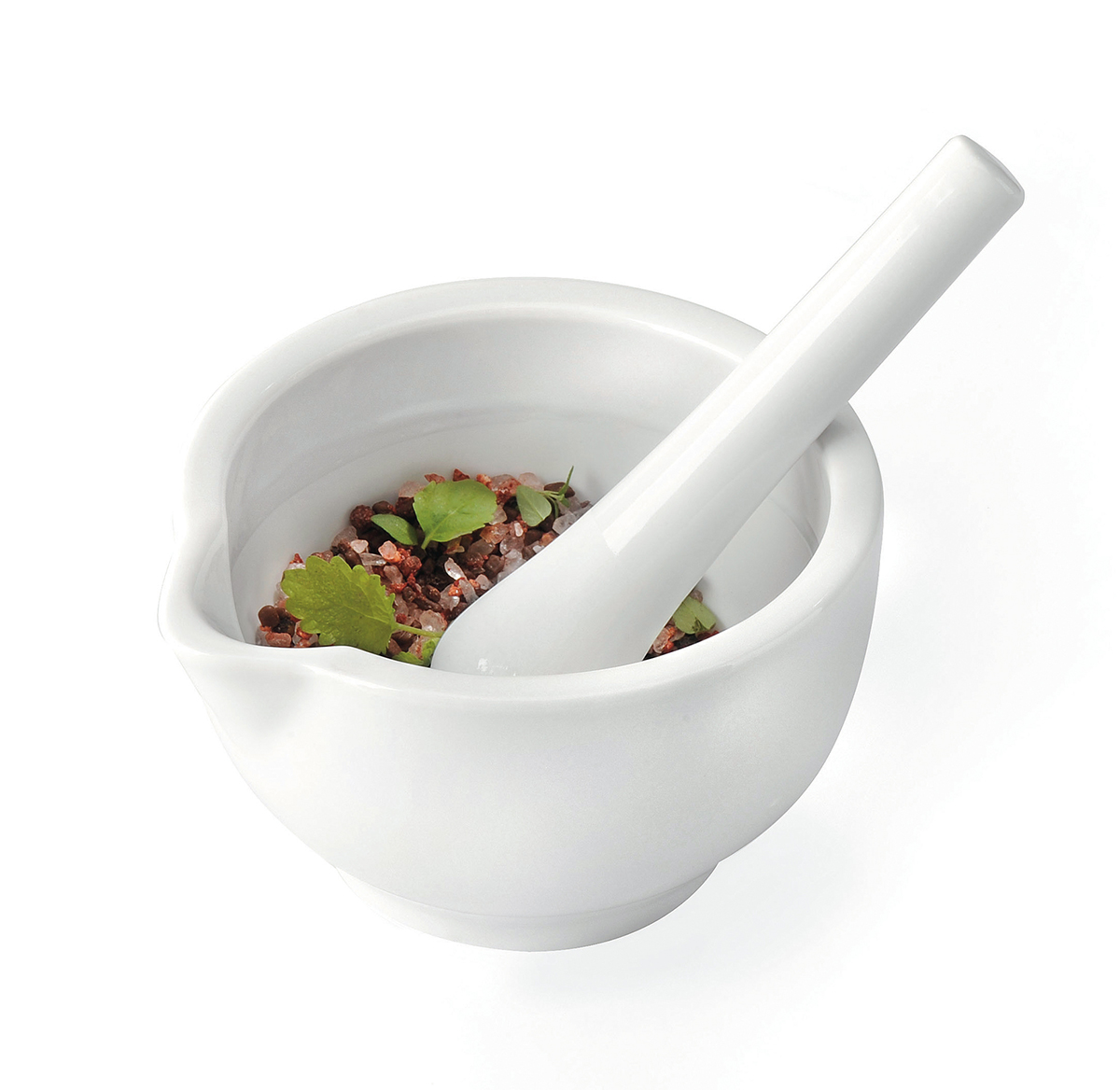 Hochwertiges weißes Mörser-Set mit Stößel und Gewürzen Ein weißer Mörser mit Stößel, gefüllt mit grobem Salz und frischen Kräutern