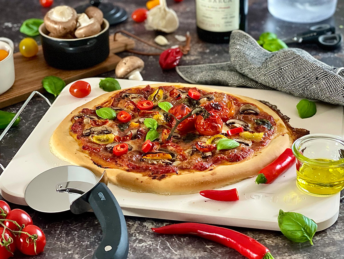 Set: Pizza stone DARIOSO with stand + pizza cutter + pizza peel