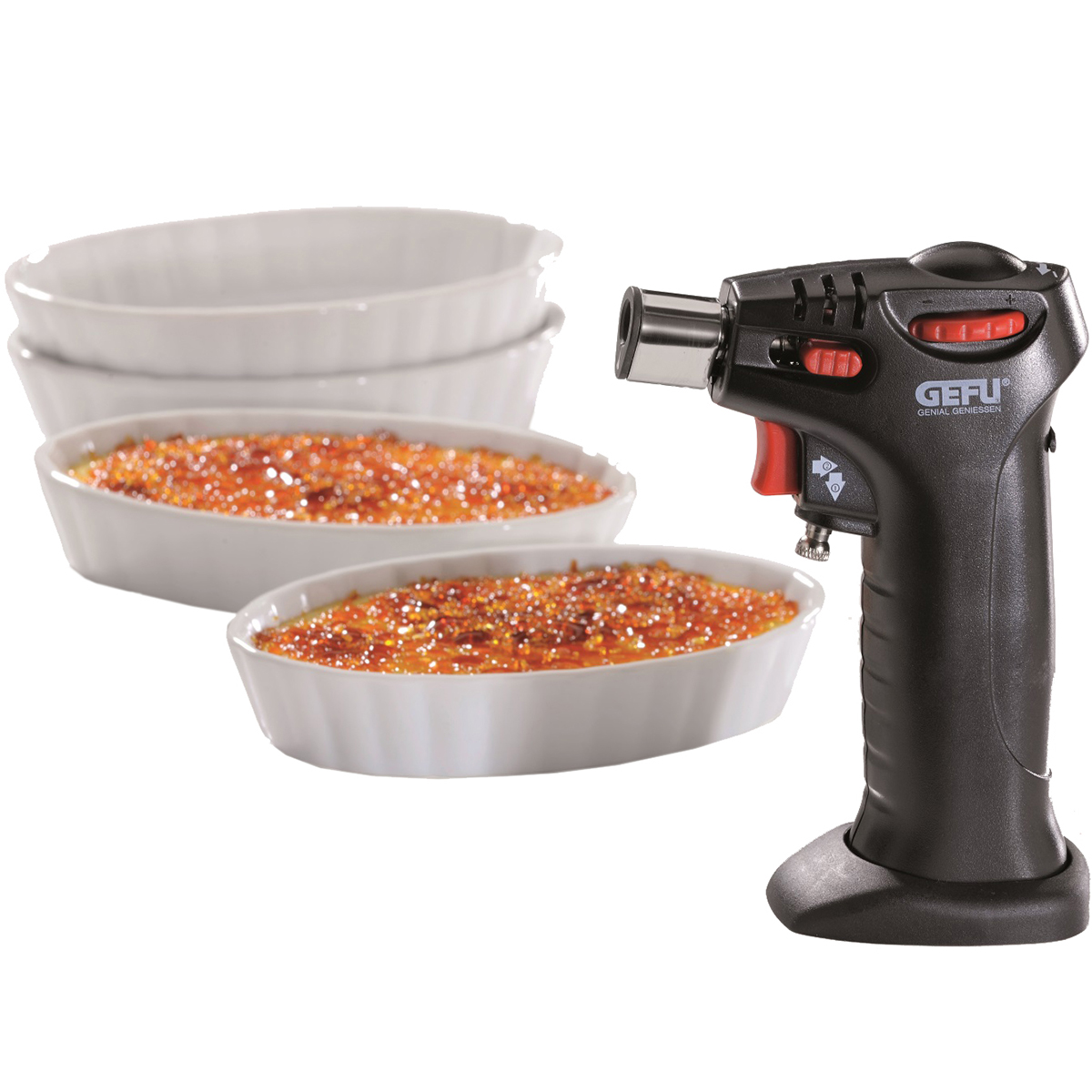 Küchenbrenner für Crème Brûlée mit Schalen Crème Brûlée Küchenbrenner neben drei Schalen mit karamellisiertem Zucker