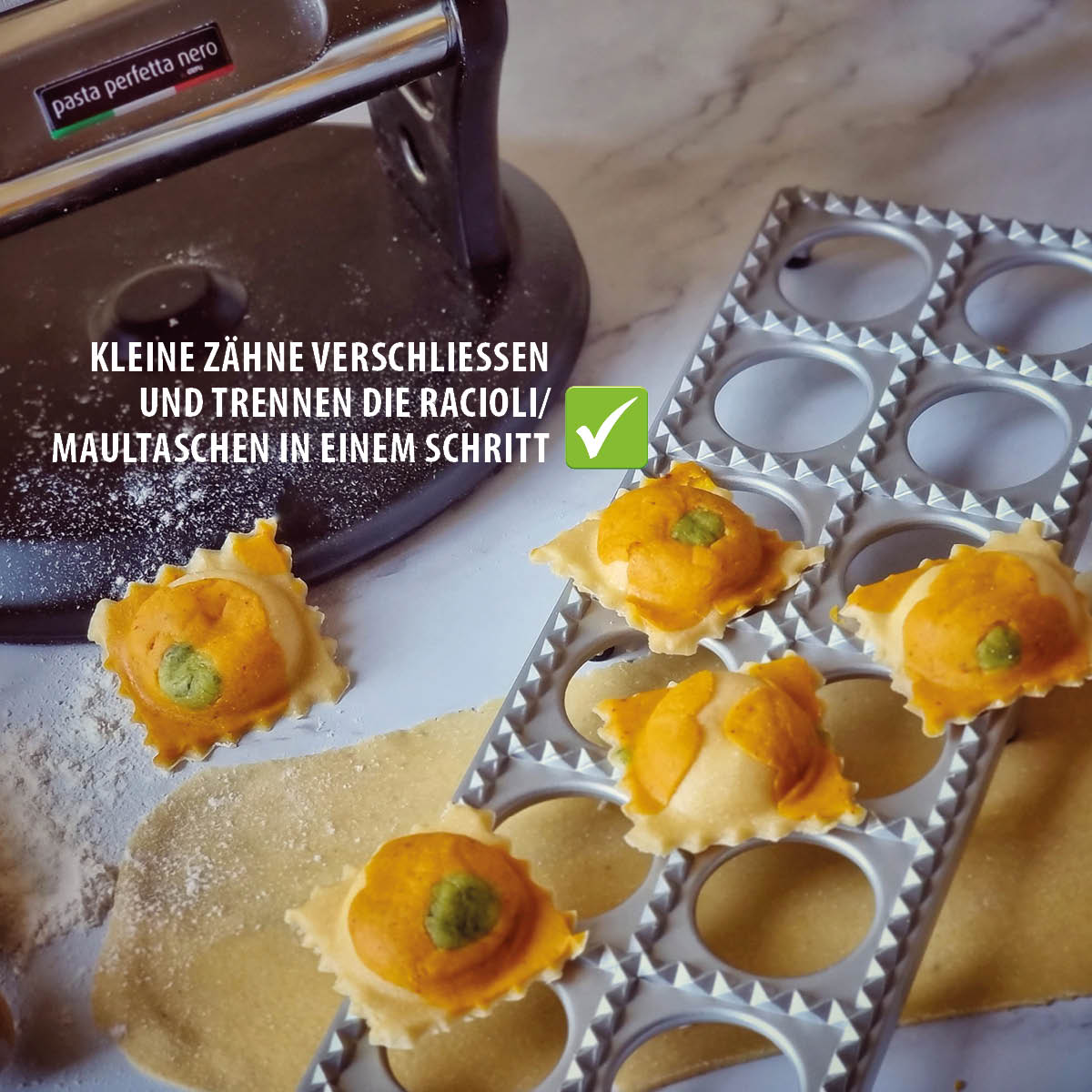 Teigwarenform für Racioli und Maultaschen mit perfekt verschließenden Zähnen Nahaufnahme einer Teigwarenform mit Maultaschen und Racioli auf einer Arbeitsfläche mit einer Nudelmaschine