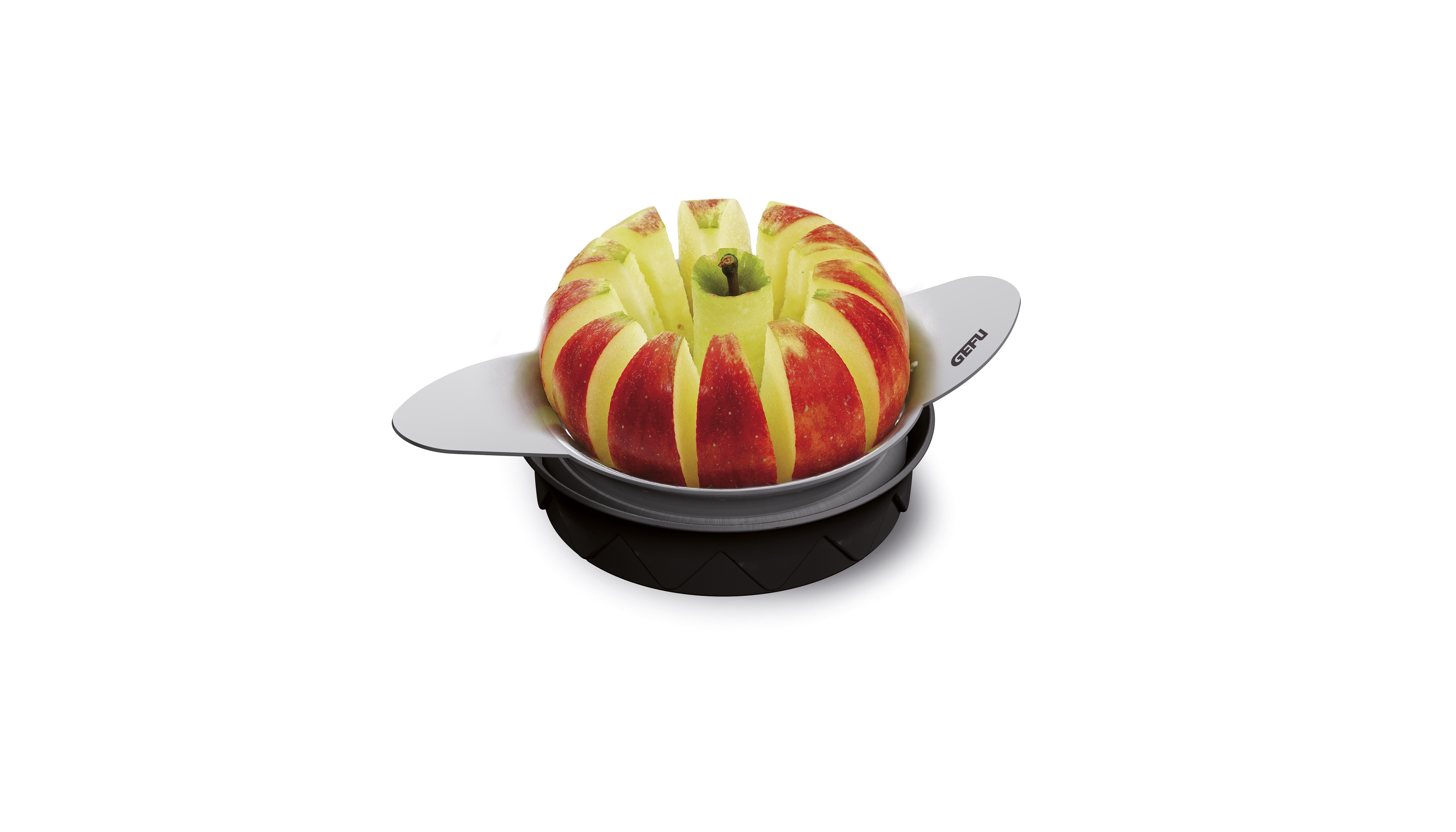 Apfelschneider mit geschnittenem Apfel auf weißem Hintergrund Ein Apfelschneider mit mehreren geschnittenen Apfelstücken darauf, gezeigt auf einem weißen Hintergrund.