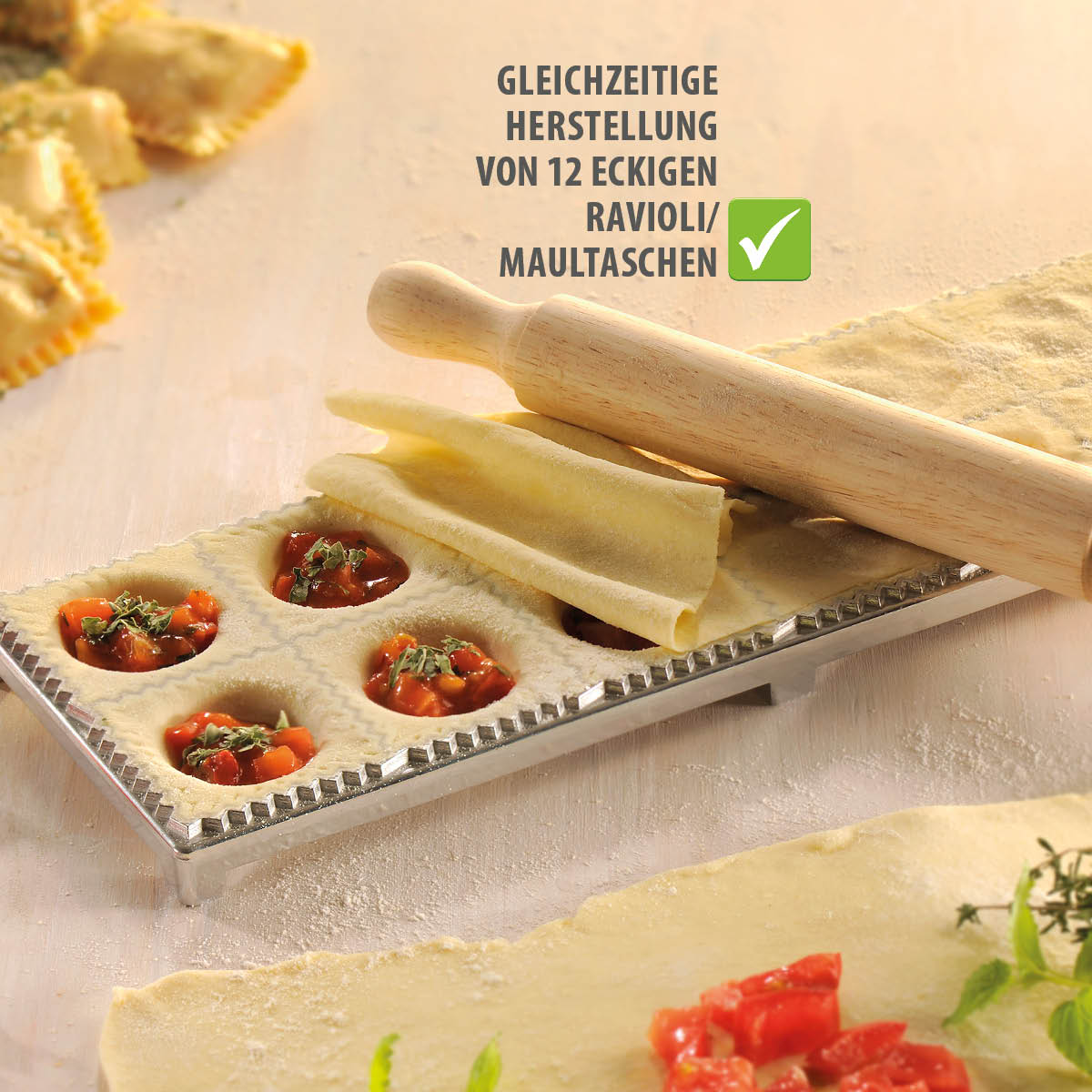 Ravioli- und Maultaschen-Form für 12 Stück mit Teigrolle Ravioli- und Maultaschenform mit Füllung und Teigrolle für die gleichzeitige Herstellung von 12 Stück