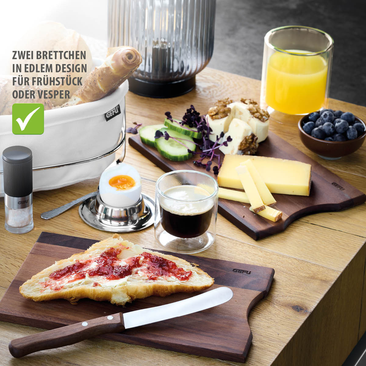 Frühstückstisch mit edlem Brettchen-Set, frischen Brötchen, Käse, Marmelade und Getränken