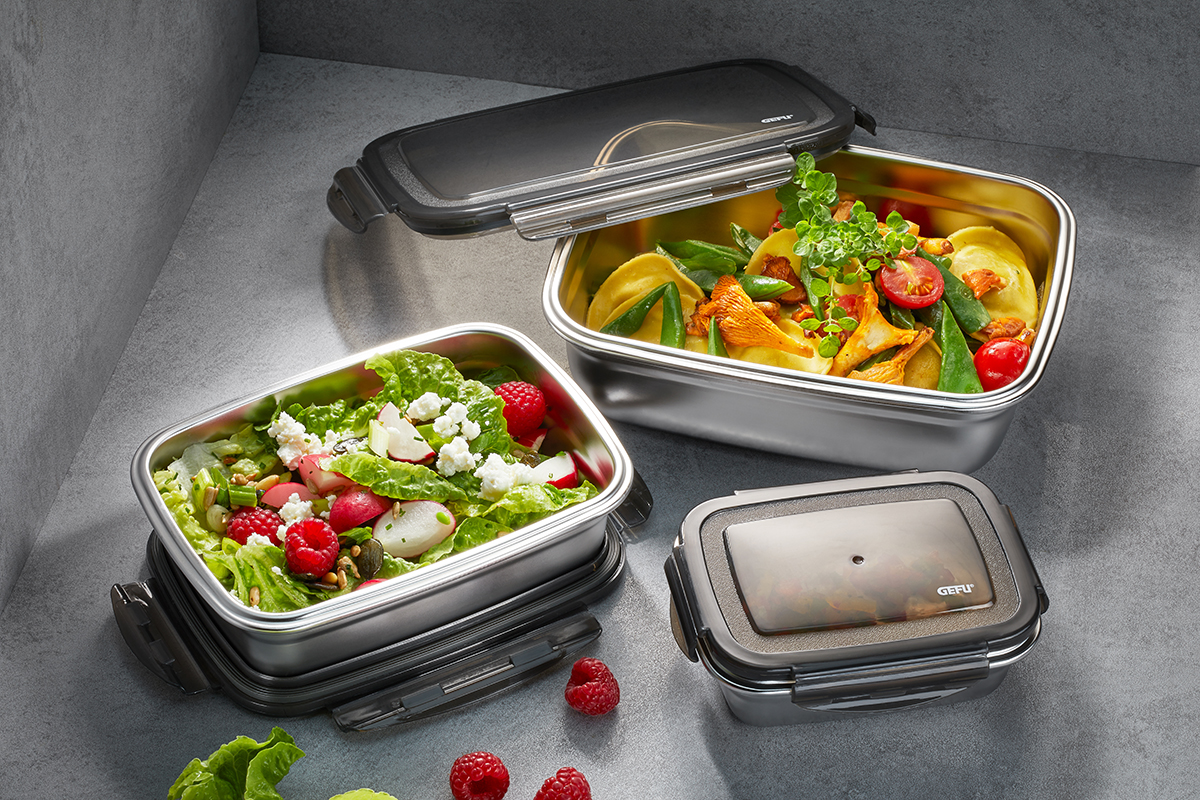 Edelstahl-Lunchboxen mit frischen Speisen Offene Edelstahl-Lunchboxen gefüllt mit Salat, Pfifferlingen und anderen frischen Zutaten