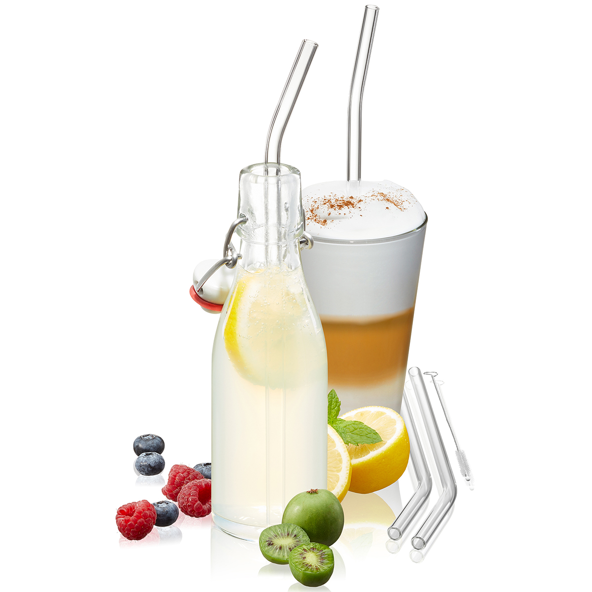 Glasstrohhalme mit Reinigungsbürste, Limonade in Flasche, Latte Macchiato und frische Früchte wie Beeren und Zitrone