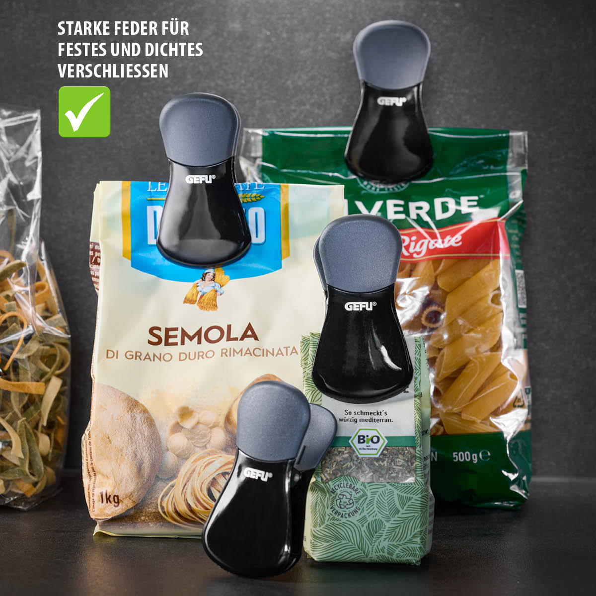 Schwarze Verschlussklammern, die verschiedene Lebensmittelverpackungen sicher verschließen und Frische bewahren.