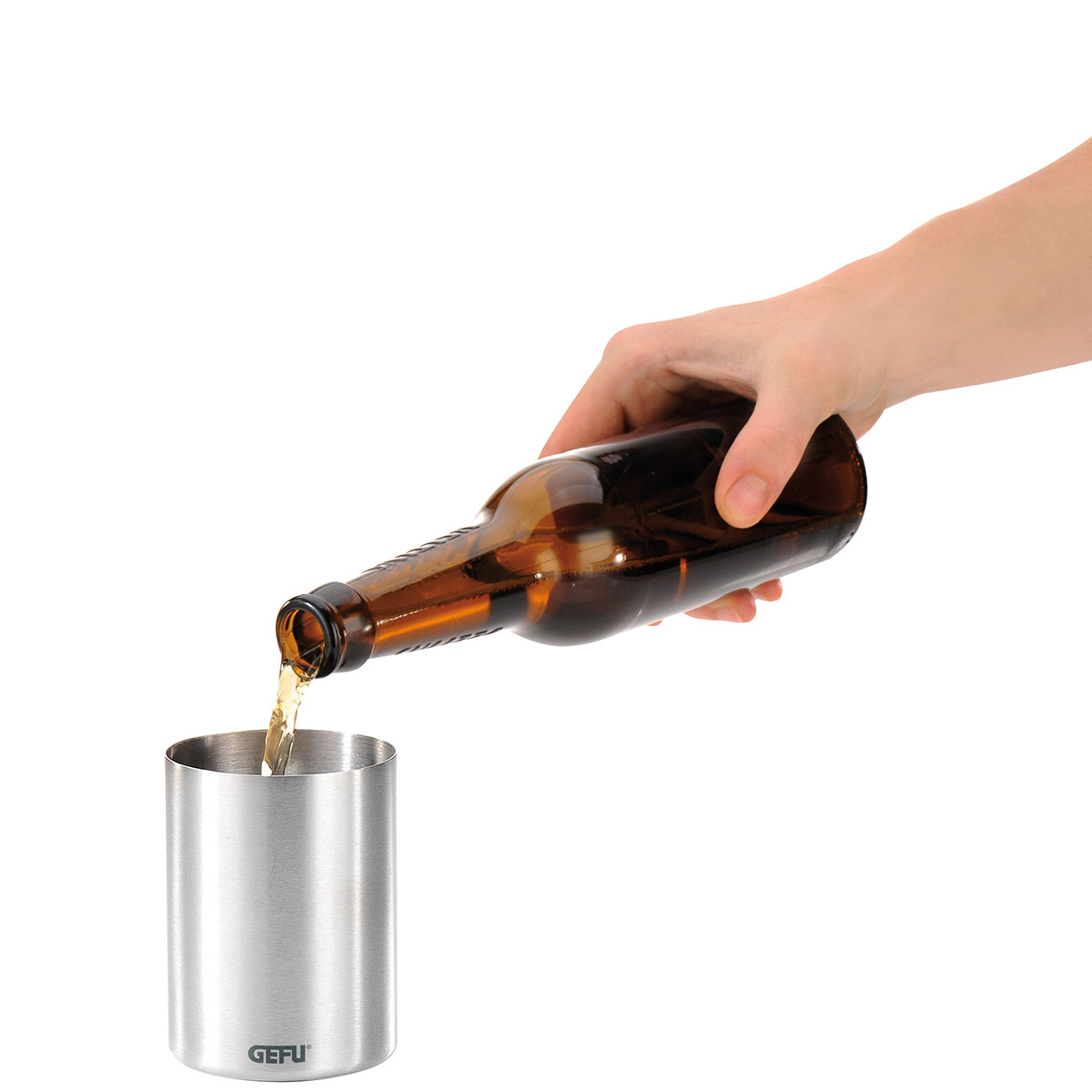 Flasche gießt Flüssigkeit in Edelstahlbecher Hand gießt Getränk aus brauner Flasche in einen Edelstahlbecher