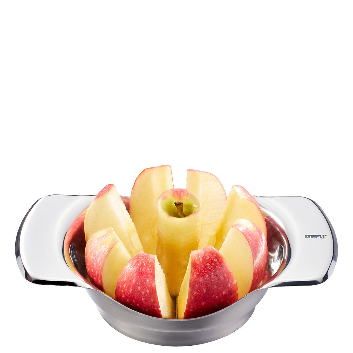 Ein Apfelschneider aus Edelstahl, der einen Apfel in gleichmäßige Spalten schneidet.