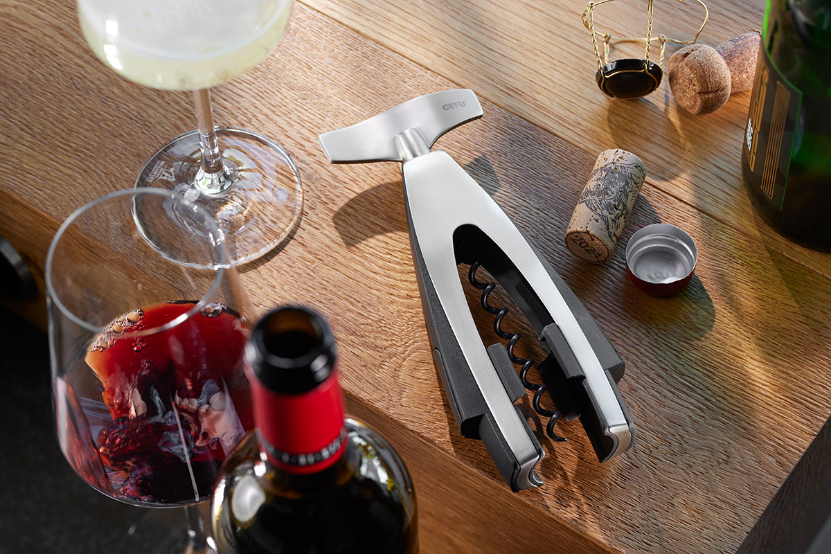 Corkscrew with integrated capsule cutter VINOSO