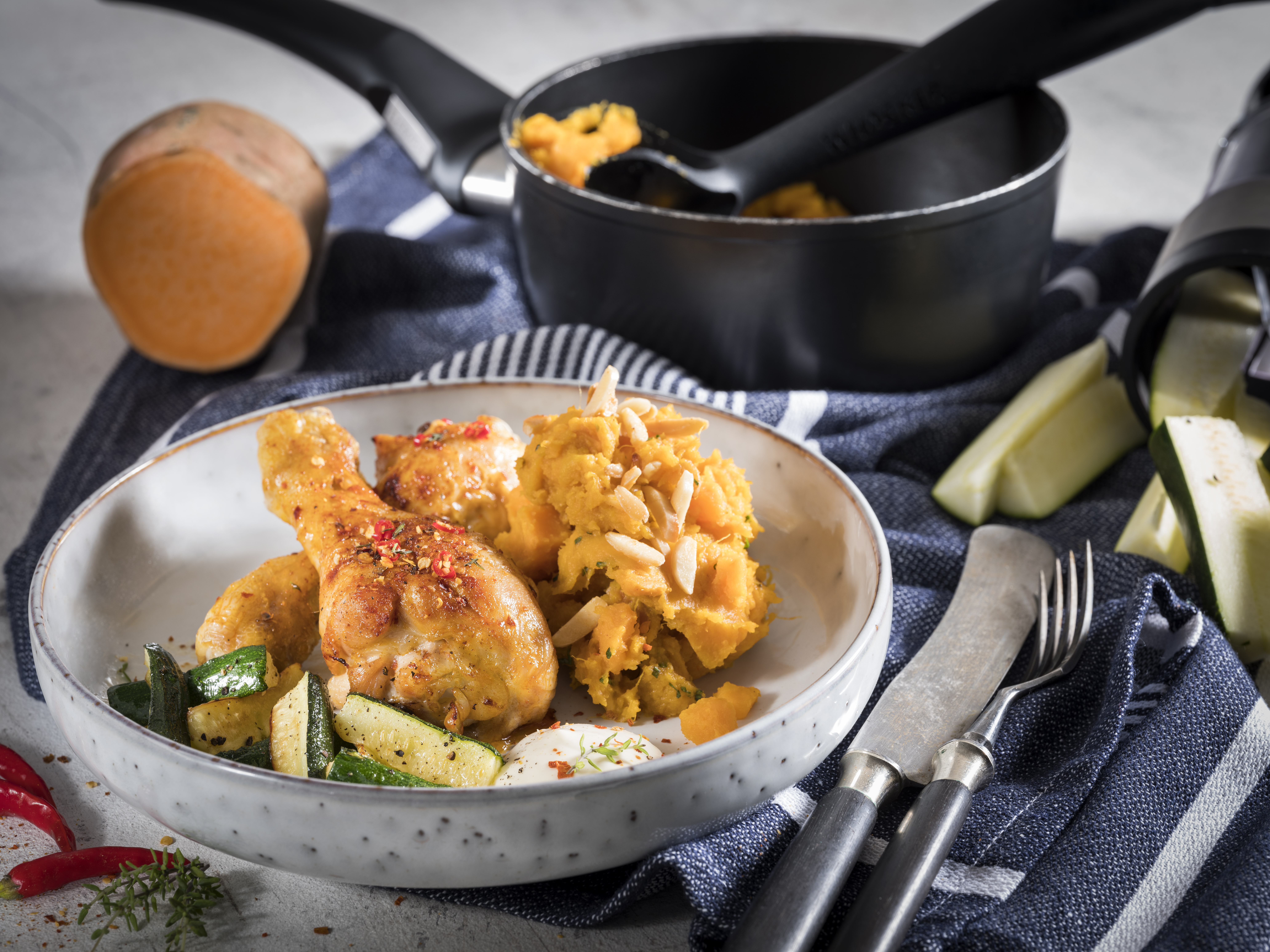 Süßkartoffel-Mandel-Stampf mit feurigen Hähnchenbollen, Zucchini und Knoblauch-Dipp Süßkartoffel-Mandel-Stampf mit feurigen Hähnchenbollen, Zucchini und Knoblauch-Dipp