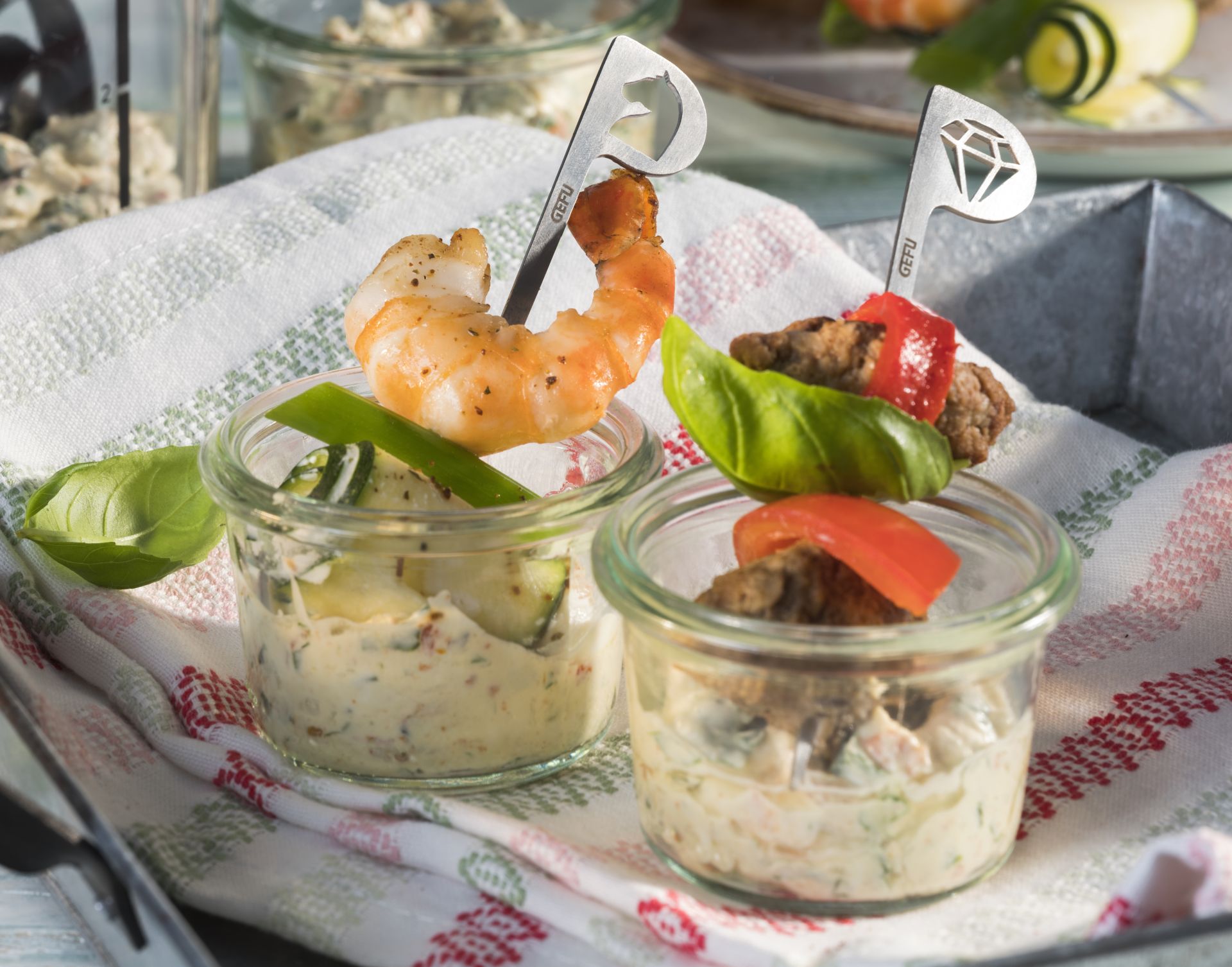 Zweierlei Antipastispießchen mit Zwiebel-Kräuter-Dip