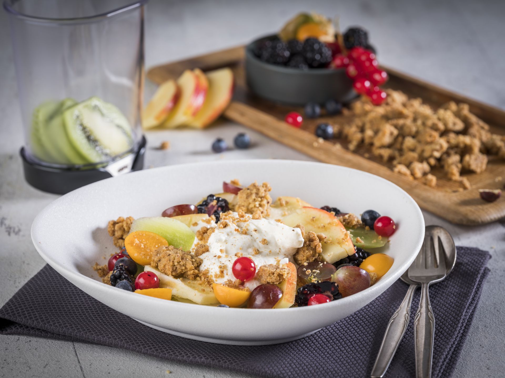 Obstsalat mit Tonkabohnen-Quark-Creme und Haselnuss-Crumble