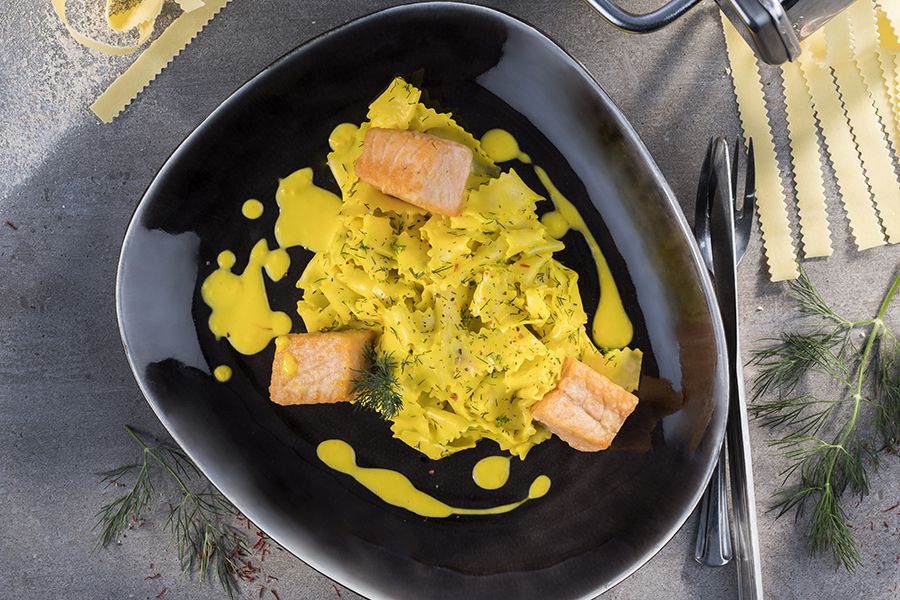 Bandnudeln mit Safran-Dillsauce und gebratenen Lachswürfeln