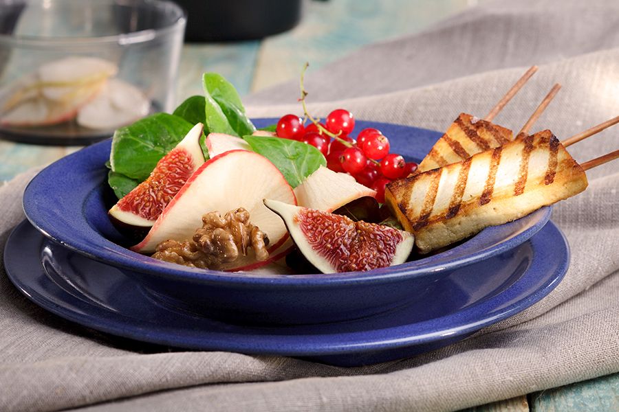 Apfel-Feigen-Salat mit Mangovinaigrette und gegrillten Tofusticks