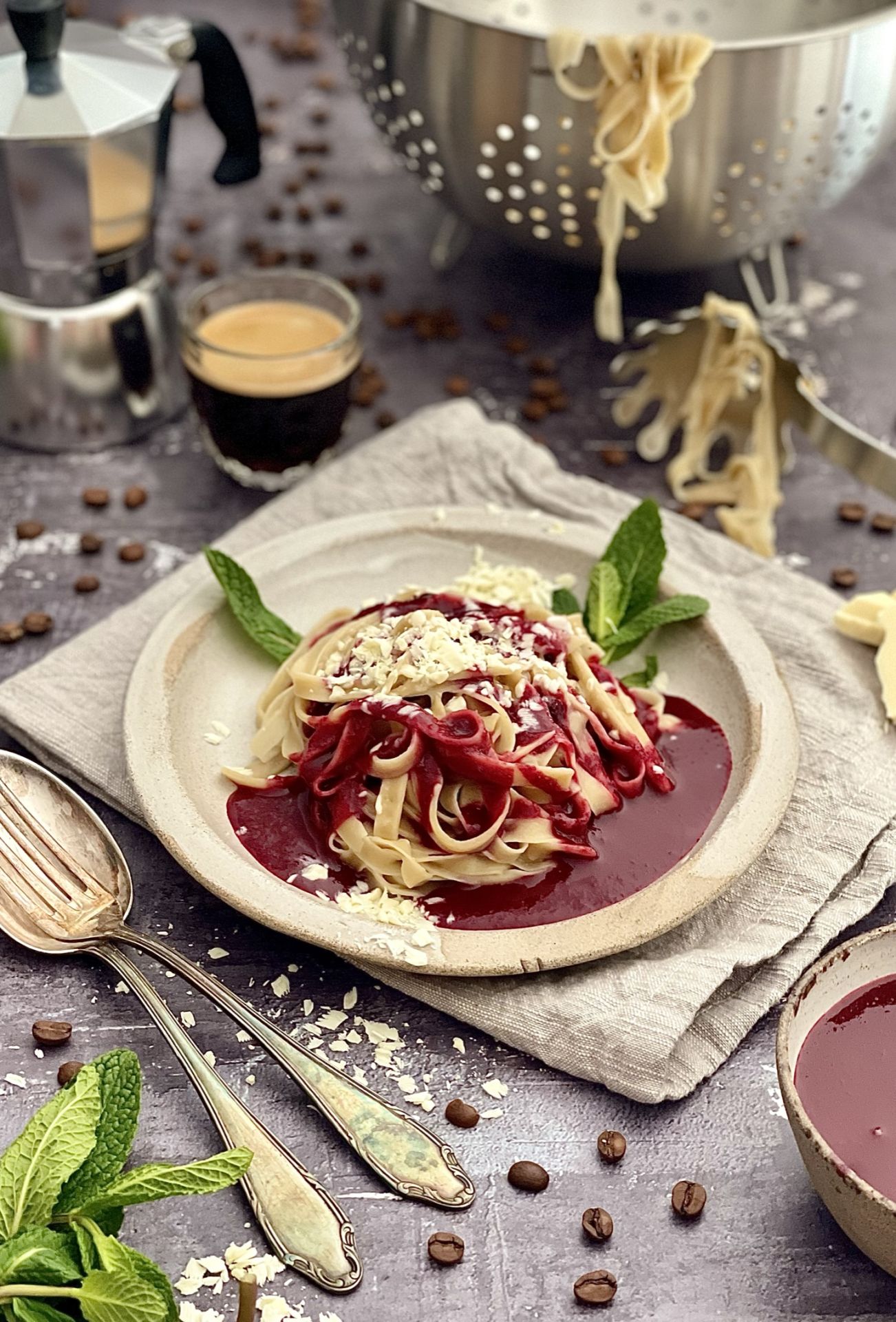 Kaffee-Tagliatelle mit Tonka-Kirschsauce