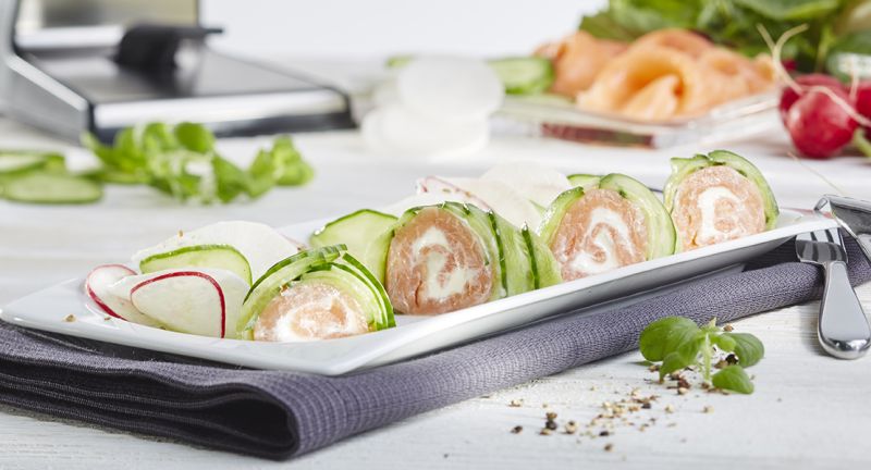 Rettichsalat mit Lachs-Gurken Röllchen