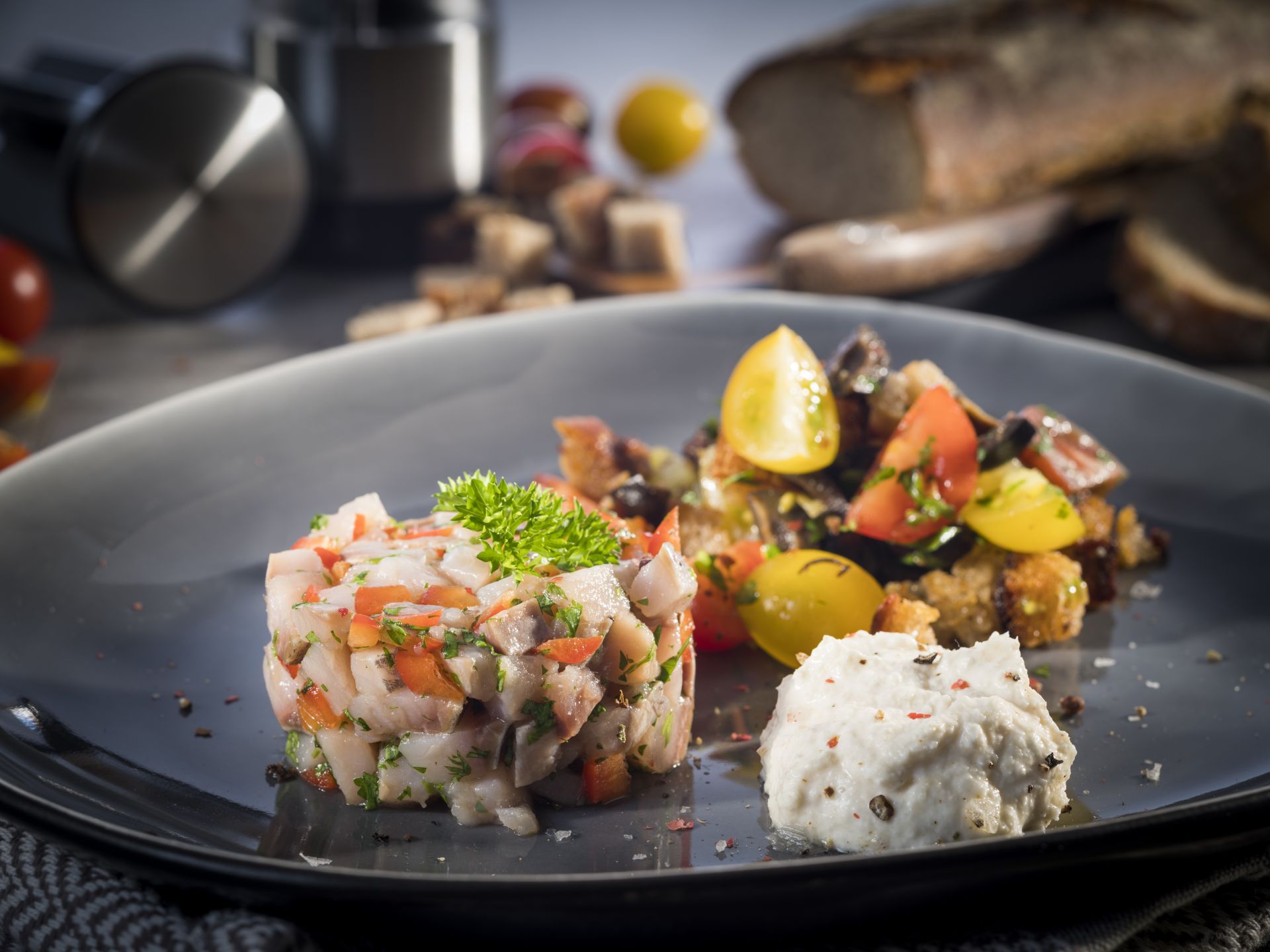 Matjestatar mit Tomaten-Oliven-Brotsalat und Meerrettich-Creme