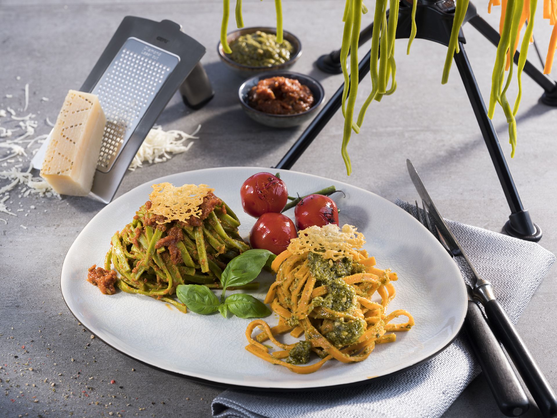 Rote und grüne Tagliatelle mit verschiedenfarbigem Pesto und Parmesanchip